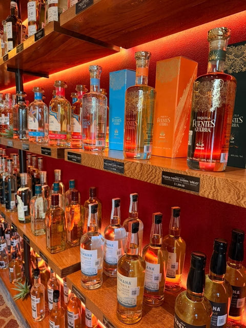 Anaquel de tequilas iluminado en la tienda IVIN