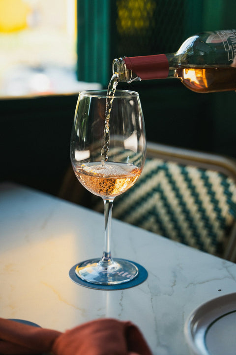 Vino rosado servido · Foto: Benjamin Jauregui / Unsplash
